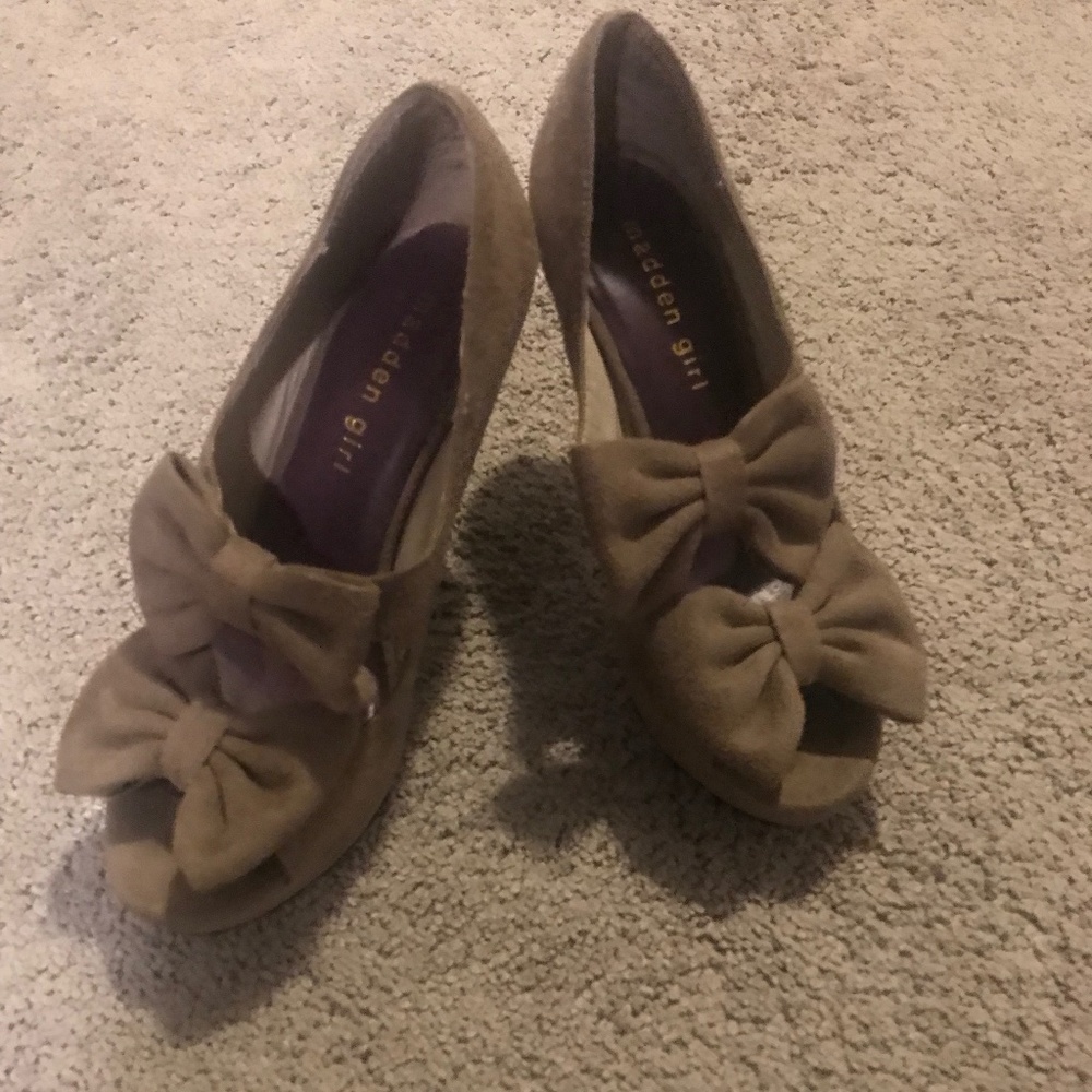 Light brown double bow heels